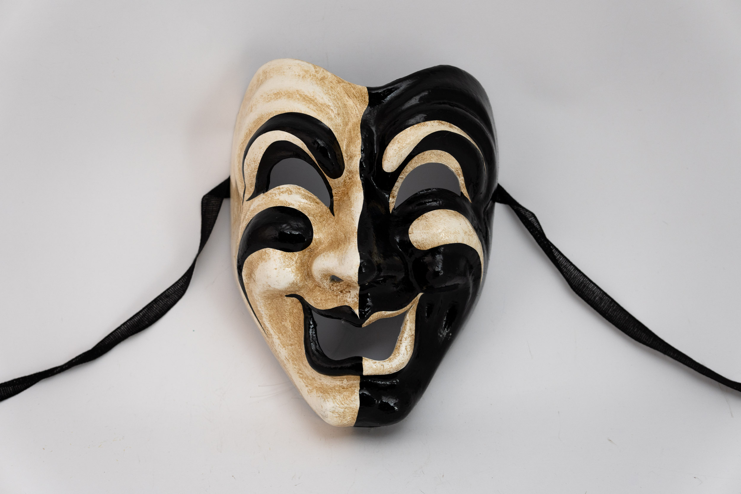 Комедия масок. Венецианская маска Мефистофель. Маска комедии. Венецианская маска из глины.