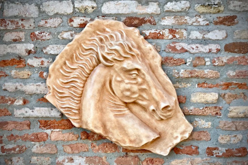 Cheval en bas-relief