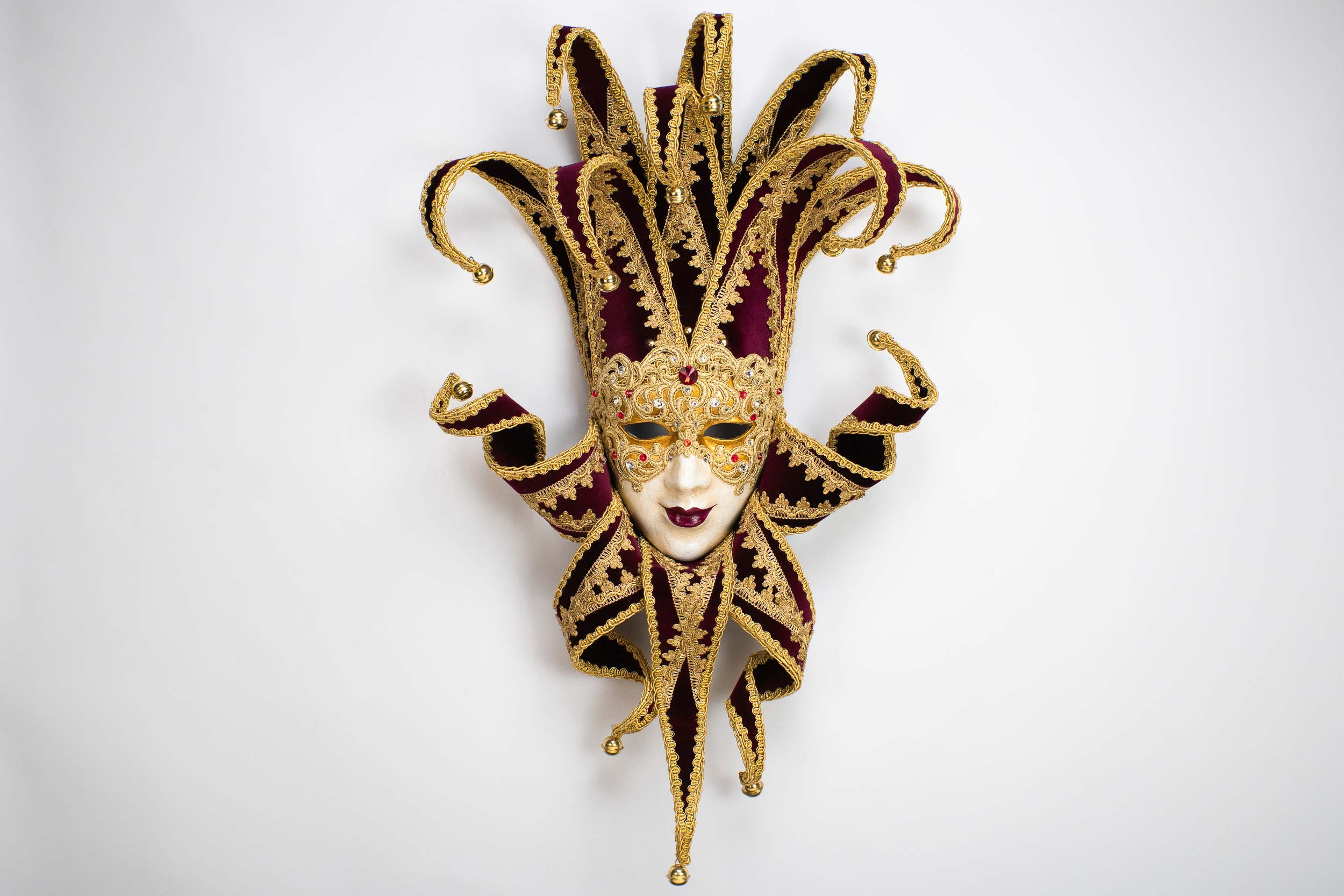 Learn how to decorate your own masquerade mask in a Ca' Macana course for  families and groups