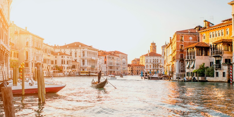 How to identify a traditional Venetian mask