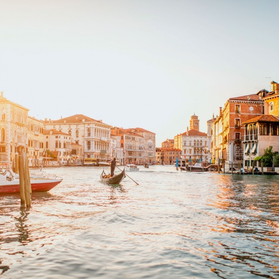 How to identify a traditional Venetian mask