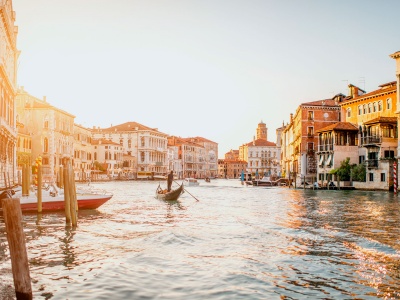 How to identify a traditional Venetian mask