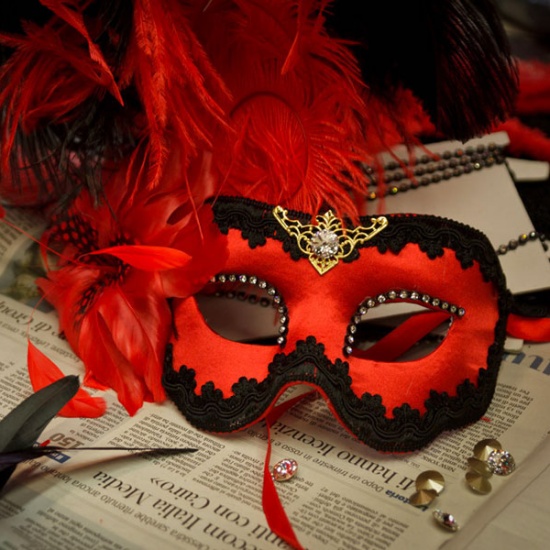 Learn how to decorate your own masquerade mask in a Ca' Macana course for  families and groups